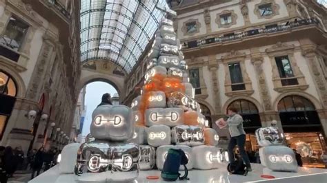 albero gucci galleria milano|Ultima generazione imbratta l'albero di Natale di Gucci in Galleria .